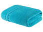 Ein türkisfarbenes Handtuch, das auf weißem Hintergrund gefaltet ist.