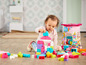 Ein Kind spielt mit Mega Bloks First Builders Bausteinen.