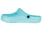 Hellblaue Plastik-Clogs mit schwarzen Details.