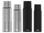 Vier SIGG-Thermosflaschen in verschiedenen Größen und Farben.