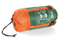 Ein grüner Schlafsack von Crivit, verpackt in einer orangen Tragetasche.