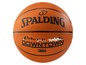 Ein orangefarbener Spalding Basketball mit einem 'Downtown'-Design.
