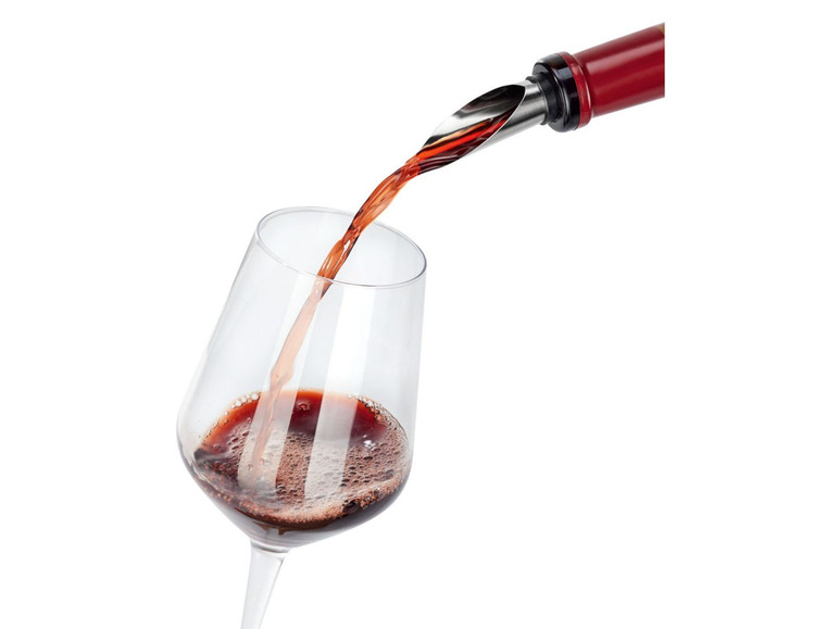 Rotwein wird mit einem Weinausgießer in ein Glas gegossen.