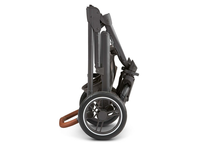 Ein schwarzer Kinderwagen, zusammengeklappt mit einem braunen Ledergriff.