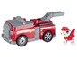 Ein rotes Feuerwehrauto und eine Spielfigur von Marshall aus Paw Patrol.