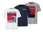 Drei T-Shirts mit verschiedenen Prints, darunter eines mit 'Flying Point Beach' und eines mit 'Ollow'.