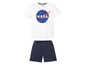 Weißes T-Shirt mit NASA-Logo und blaue Shorts.
