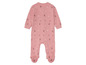 Ein rosa Baby-Overall mit Sternen- und Mondmuster.