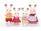 Eine Familie von vier weißen Kaninchen in bunten Kleidern, Calico Critters Spielzeug.