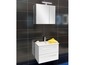 Ein weißes Badezimmermöbel-Set mit Spiegelschrank und Waschbecken.