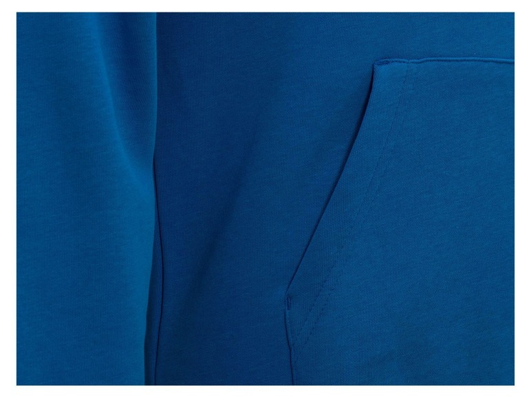 Detail eines blauen Hoodies mit einer Tasche.
