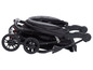 Ein schwarzer, faltbarer Kinderwagen mit Rädern.