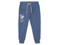 Blaue Jogginghose mit Blumenmuster und dem Text 'You & Me and the lovely things'.