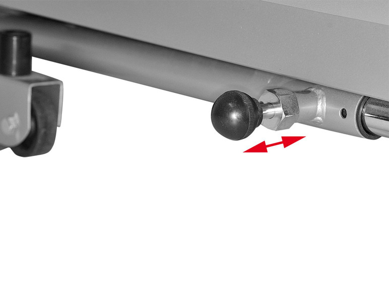 Nahaufnahme eines Fitnessgeräts mit einem runden Knopf zum Einstellen der Höhe.