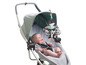 Baby in einem Kinderwagen mit einem Tiny Love Mobile.