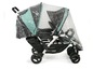 Ein Chic4Baby Doppelkinderwagen mit einer transparenten Regenhaube.