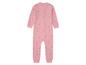 Ein rosa Baby-Overall mit Sternen- und Mondmuster.