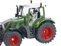 Ein grüner Fendt 724 Spielzeugtraktor mit großen Rädern.