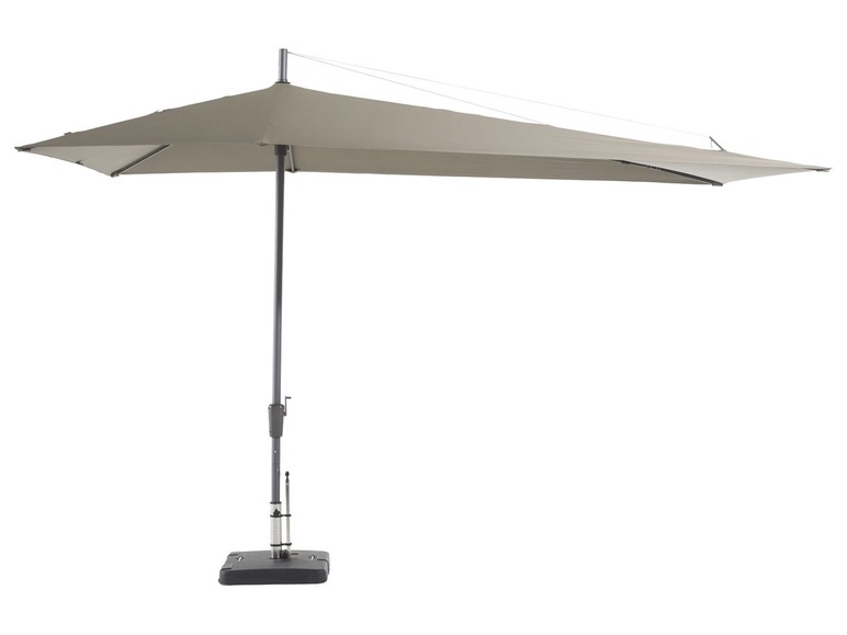 Ein großer beiger Sonnenschirm mit einem rechteckigen Schirm.