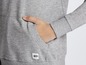 Ein grauer Hoodie mit einem 'NY'-Logo auf der Tasche.