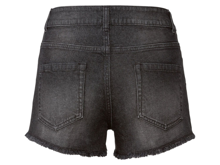Schwarze Jeans-Shorts mit Fransen.