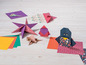 Weihnachtsstern, Pinguin und andere Origami-Figuren aus farbigem Papier.