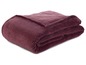 Eine burgunderfarbene, weiche Fleece-Decke.