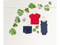 Ein rotes T-Shirt, ein blauer Strampler mit Zeltmuster und blaue Shorts für Babys.