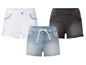 Drei Jeans-Shorts: eine weiße mit grünen Details, eine graue und eine hellblaue mit einem weißen Band.