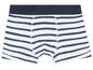 Weiße Boxershorts mit blauen Streifen.