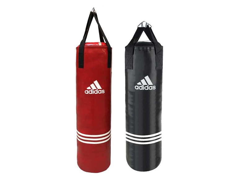 Zwei Adidas Boxsäcke, einer rot, einer schwarz.