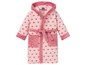 Ein rosa Bademantel mit Kapuze und Herzchenmuster für Kinder.