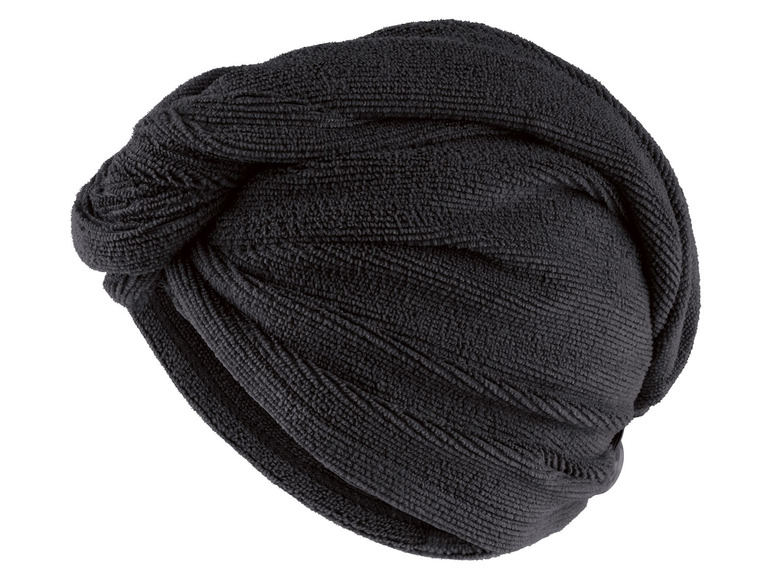 Ein schwarzes Handtuch für das Trocknen von Haaren.
