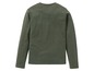 Grünes Langarmshirt.