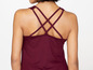 Ein dunkelrotes Tanktop mit gekreuzten Trägern.