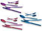 Zwei Bestecksets mit blauen und violetten Löffeln, Gabeln und Messern von EORTWERK.