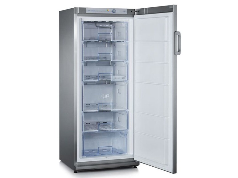 Ein silberner Gefrierschrank mit offener Tür und transparenten Schubladen.