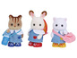 Drei Calico Critters Puppen in Schuluniform, darunter ein Eichhörnchen, ein Kaninchen und eine Katze.