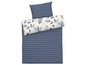 Ein blaues Bettbezug-Set mit geometrischem Muster und einem Kissenbezug mit Blumenmuster.