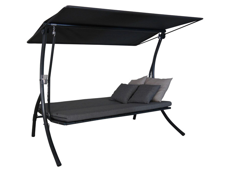 Eine Hängematte mit Sonnenschutz und Kissen.