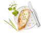 Eine Scheibe Brot mit Butter und Schnittlauch, ein Ernesto Messer und Kräuter