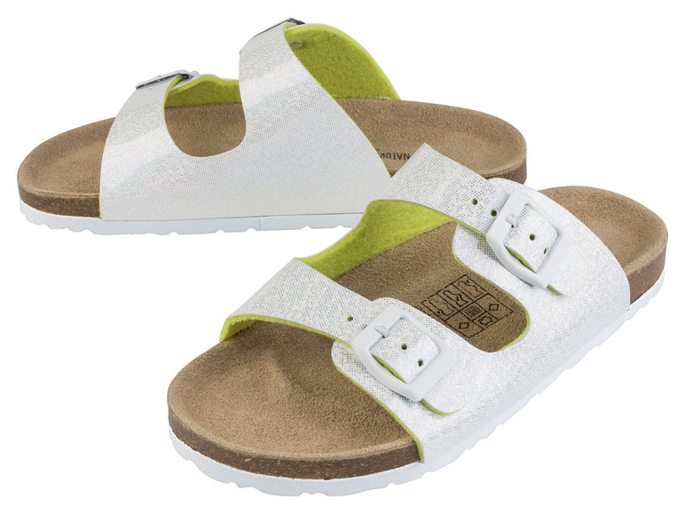 Weiße Sandalen mit Schließen und Korksohle.