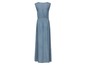 Ein blaues Denim-Maxikleid mit Gürtel.