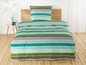 Eine Bettwäsche mit Streifen in Grün, Grau und Blau.