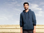 Mann trägt einen blauen Hoodie mit Reißverschluss.