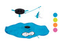 Eine blaue Katzenspielmatte mit einer rotierenden Spielangel mit Feder.