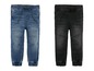 Zwei Paar Jeans für Jungen: eine blaue und eine schwarze.