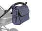 Eine blaue Chicco Baby Wickeltasche an einem Kinderwagen.