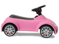 Ein rosa Volkswagen Beetle Lauflernwagen für Kinder.