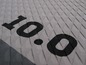 Nahaufnahme eines grauen Paddleboards mit der Aufschrift '10.0'.